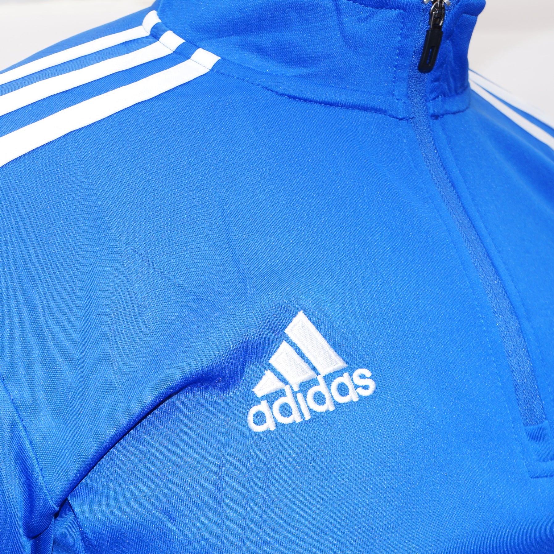 Buzo Fleece Entreno Millonarios Adidas 2023 Amigos MCS AmigosMCS